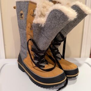 Sorel Women's Gray and Brown Winter Boots